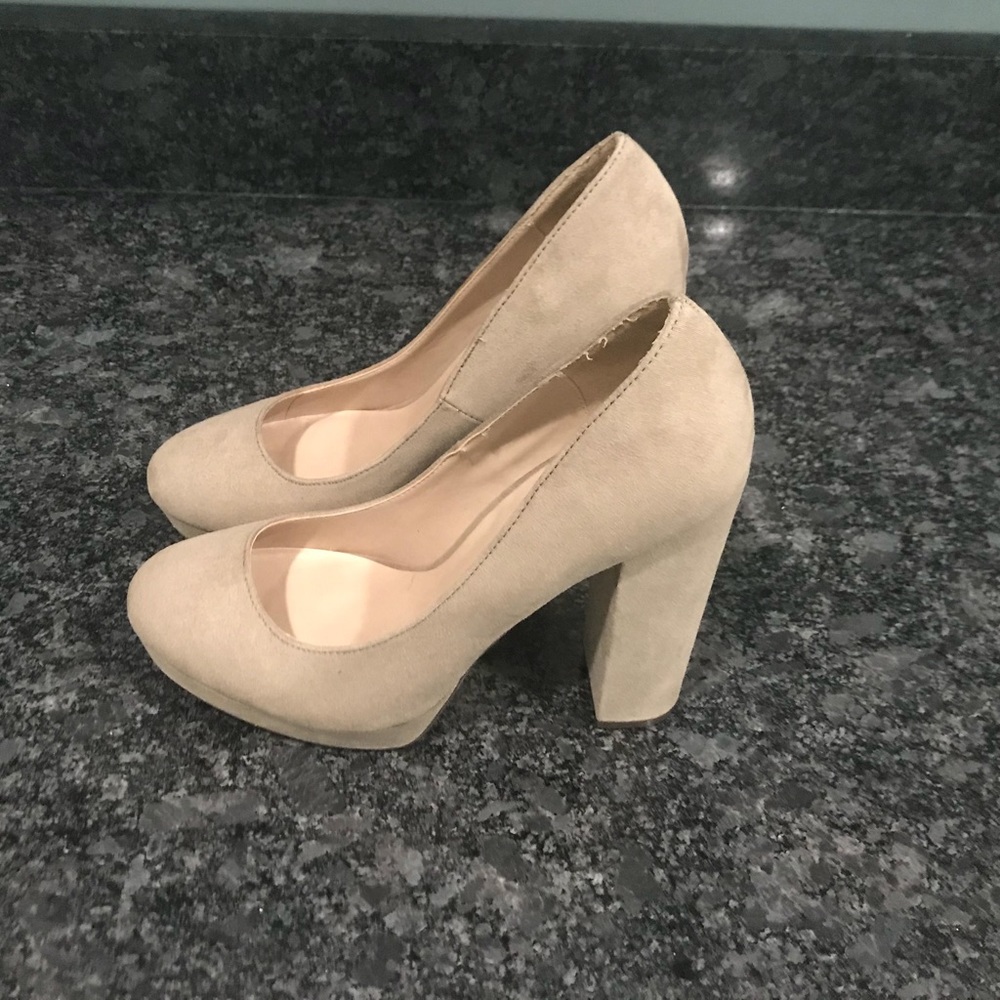Nude block heels NWOT